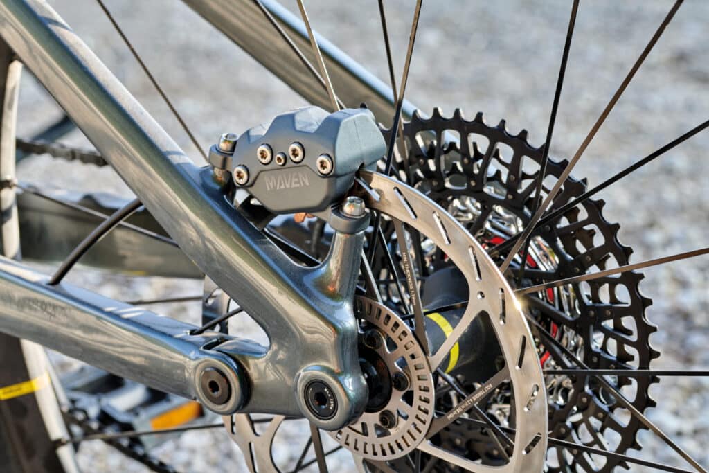 Maven Vierkolbenbremse am Steppenwolf Tundra Hinterrad mit großem Bremsscheibendurchmesser