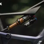 Nahaufnahme des FOX FLOAT X Live Valve Neo Luftdämpfers an einem Mountainbike-Rahmen
