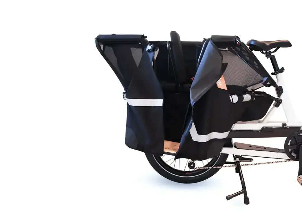 U-Cargo Family Longtail-Lastenrad mit geöffneter Protech-360-Textilkabine und zwei Kindersitzen