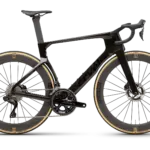 Seitenansicht des Cervélo S5 Aero Rennrads mit tiefen Felgen und integriertem Lenker
