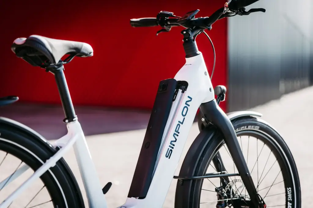 Nahaufnahme des weißen Simplon KAGU :e E-Bikes mit sichtbarem Akku am Unterrohr und robustem Rahmen