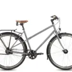 Graues Böttcher Safari Performance Anglaise Trekkingrad in Anglaise-Rahmenform mit Gepäckträger, Schutzblechen, Nabenschaltung und braunem Ledersattel. Das Fahrrad steht auf einem weißen Hintergrund.