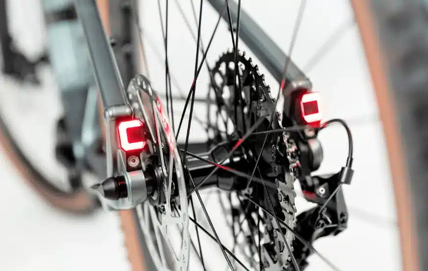 Nahaufnahme des Hinterrads eines Centurion Backfire R2000 E-Bikes mit Scheibenbremse, Kassette und integriertem Rücklicht