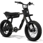 Ein mattschwarzes Super73-Z Adventure Series E-Bike mit breiten Stollenreifen und einer markanten Front mit Scheinwerfer und Schutzblech.