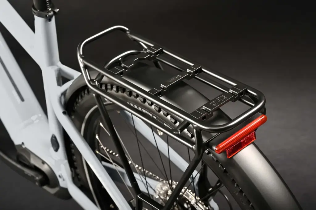 Detailaufnahme des Gepäckträgers am HAIBIKE TREKKING 7 E-Bike mit Rücklicht