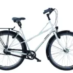 Ein weißes Patria Delta Fahrrad mit tiefem Einstieg, Nabenschaltung und Gepäckträger, isoliert auf weißem Hintergrund.