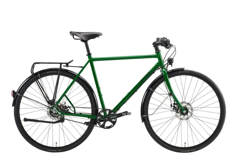 Grünes Patria Roadster Fahrrad mit Stahlrahmen, Scheibenbremsen, Gates Riemenantrieb und Brooks Sattel, isoliert auf weißem Hintergrund.