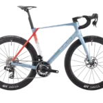 Aerodynamisches Simplon PAVO Rennrad in Hellblau mit roten Akzenten, ausgestattet mit DT Swiss Laufrädern und SRAM Komponenten.