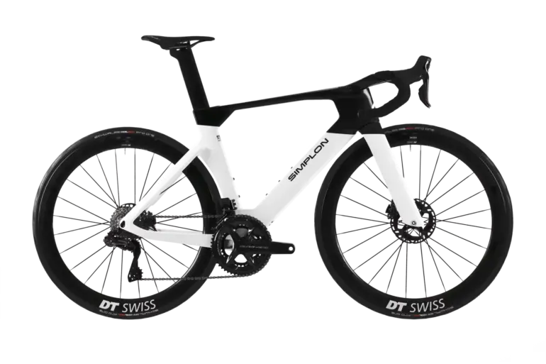 Aerodynamisches weiß-schwarzes SIMPLON PRIDE Rennrad mit integrierter Vorbaueinheit und DT Swiss Laufrädern.