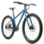 Ein blaues Priority Bruzer Hardtail-Mountainbike mit 29-Zoll-Reifen, Pinion Getriebe und Gates Carbon Drive Riemenantrieb, frontal fotografiert vor weißem Hintergrund.