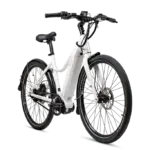 Ein weißes Current Plus E-Bike mit schwarzem Lenker, schwarzem Sattel und schwarzen Reifen, isoliert auf schwarzem Hintergrund.