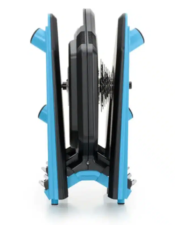 Frontansicht des Tacx Neo 2T Smart-Trainers von Garmin mit blauen Standfüßen und montierter Kassette