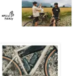 Ein sandfarbenes ROSE Backroad AL Gravelbike mit zwei schwarzen Trinkflaschen, die am Rahmen befestigt sind, liegt auf Schotter. Ein schwarzer Rahmentasche ist ebenfalls angebracht. Die Reifen sind breit und haben einen braunen Rand.