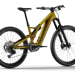 Seitenansicht eines gelben CILO Kyano HC Full-Assist E-MTB mit schwarzen Reifen und Felgen, sowie schwarzen Federungskomponenten und Sattel.
