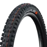 Nahaufnahme des Schwalbe Magic Mary Reifens mit orangefarbenen Akzenten und grobstolligem Profil, geeignet für Downhill und Enduro.