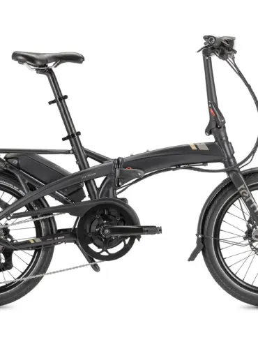 Seitenansicht eines schwarzen Tern Vektron S10 E-Faltrads, das auf weißem Hintergrund steht. Das Fahrrad ist aufgeklappt und zeigt den Bosch Performance Line Antrieb, den integrierten Gepäckträger und die breiten Schwalbe Big Apple Reifen.
