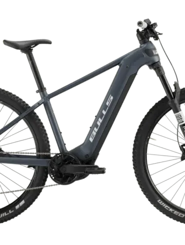 Seitenansicht eines grauen BULLS Copperhead EVO 2 2026 E-Mountainbikes auf grünem Hintergrund.