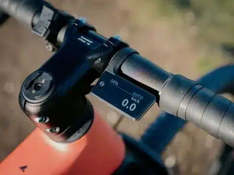 Detailansicht des Cockpits eines BULLS Machete EVO SX 1 E-Gravelbikes mit Lenker, Vorbau und einem digitalen Display.