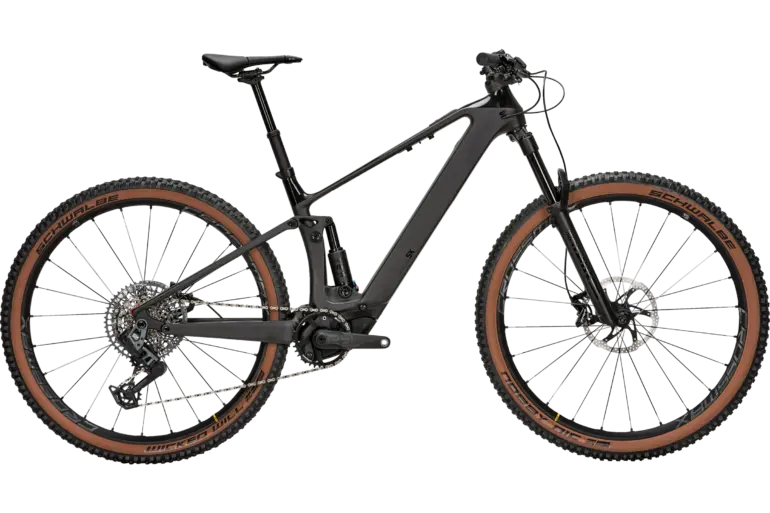 Seitenansicht des schwarzen BULLS Sonic AM-SX 2 E-MTBs mit voller Federung, Bosch SX Motor und Mavic Crossmax Laufrädern.