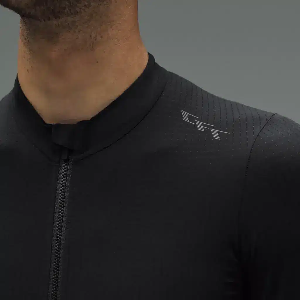Schwarzes Canyon CFR Herren Langarm-Radtrikot mit Reißverschluss und dem Canyon CFR Logo auf der Schulter.