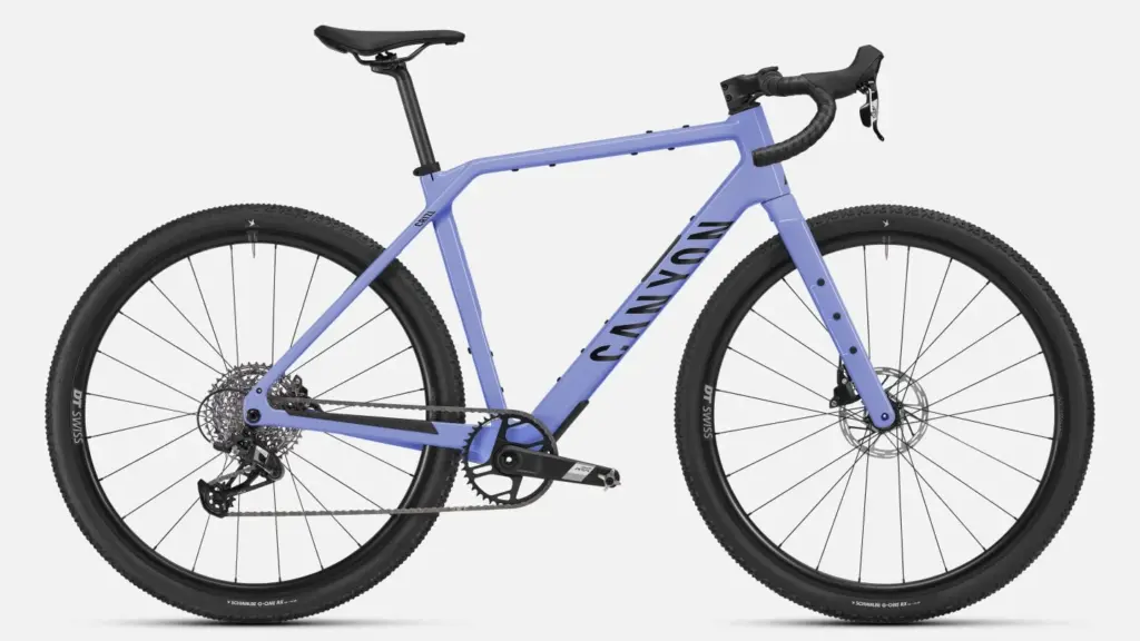 Ein Canyon Grizl CF 6 Gravelbike in der Farbe Lavender Gelato, gezeigt von der Seite auf neutralem Hintergrund.