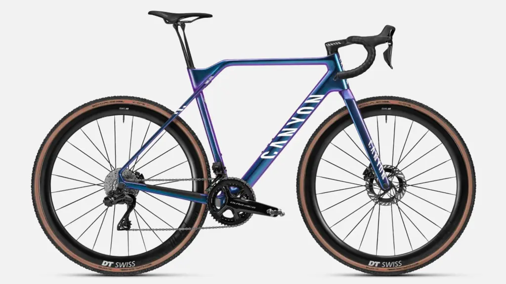 Seitenansicht des Canyon Inflite CFR Team Cyclocross-Rennrads mit Carbonrahmen, elektronischer Shimano-Dura-Ace-Schaltung und DT-Swiss-Carbon-Laufrädern.