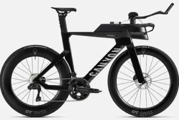 Canyon Speedmax CF 8 Di2 Race Triathlonrad in Schwarz mit aerodynamischem Carbonrahmen, tiefem Lenker und integriertem Trinksystem.