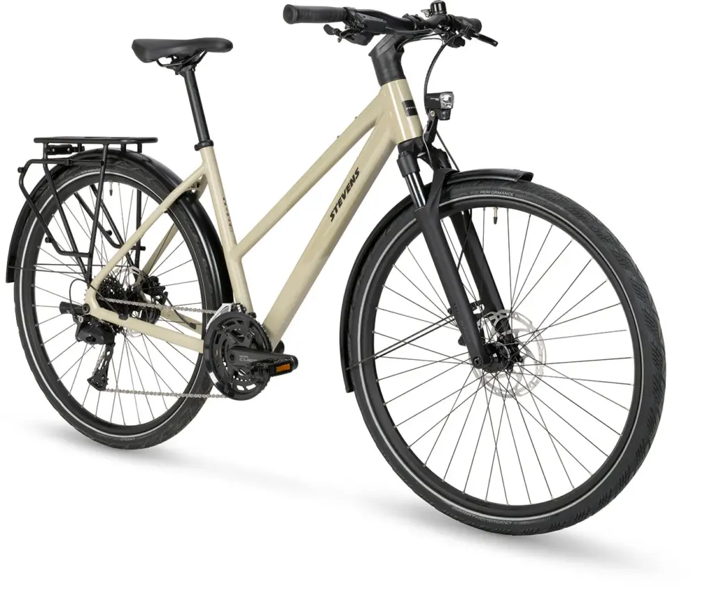 Stevens Aviolo 7.1 LT Trekkingrad in Beige mit vollständiger Alltagsausstattung, von vorne fotografiert.