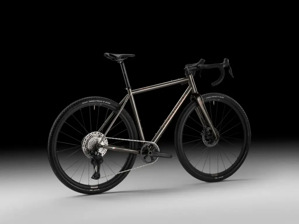 Seitenansicht eines Battaglin Milano Gravelbikes mit dunklem Stahlrahmen und schwarzen Reifen.