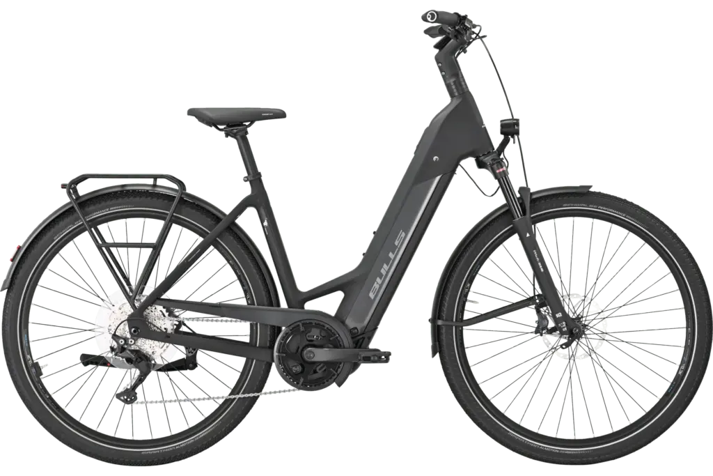 Seitenansicht eines schwarzen Bulls Cross Lite EVO Carbon E-Bikes mit Gepäckträger und Schutzblechen.