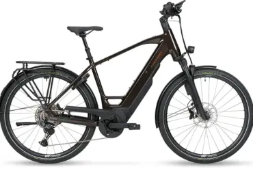 Seitenansicht eines braunen Stevens E-Triton 8.8.1 Plus Trekking-E-Bikes mit schwarzem Gepäckträger, Federgabel und breiten Reifen.
