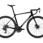 Schwarz lackiertes Giant TCR Advanced Pro 0 AXS Rennrad mit aerodynamischer Formgebung und Carbon-Laufrädern.