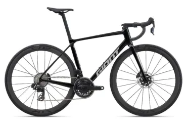 Schwarz lackiertes Giant TCR Advanced Pro 0 AXS Rennrad mit aerodynamischer Formgebung und Carbon-Laufrädern.