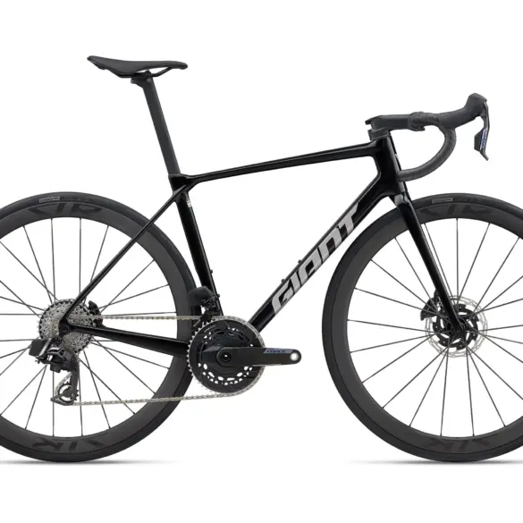 Schwarz lackiertes Giant TCR Advanced Pro 0 AXS Rennrad mit aerodynamischer Formgebung und Carbon-Laufrädern.