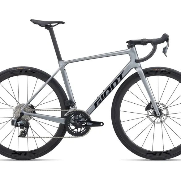 Seitenansicht eines grauen Giant TCR Advanced Pro 1 AXS Rennrads mit schwarzen Felgen, Kettenschaltung und Rennlenker.