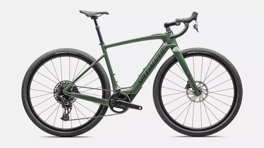 Grünes Specialized Turbo Creo 2 Comp E-Gravelbike mit SRAM Apex/X1 Eagle AXS Antrieb, Future Shock 3.0 und breiter Reifenfreiheit für vielseitige Einsätze auf und abseits der Straße.