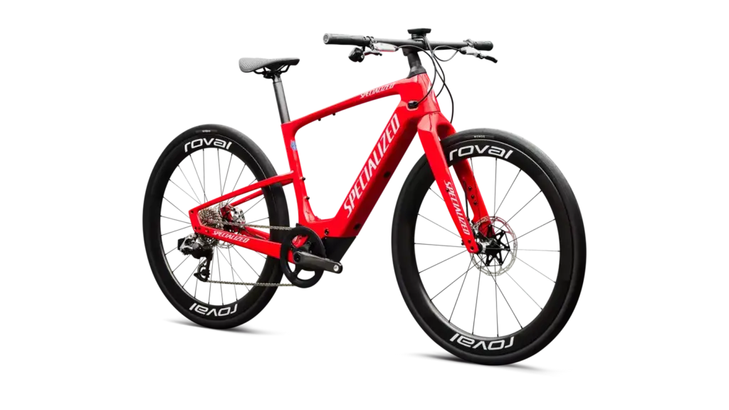 Ein rotes Specialized Vado SL 2 LTD S-Racing E-Bike mit schwarzen Roval Laufrädern und schwarzen Reifen.