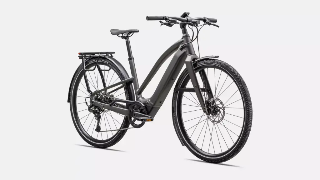 Seitenansicht eines mattschwarzen Specialized Turbo Vado SL 2 4.0 Step-Through EQ E-Bikes mit Gepäckträger, Schutzblechen und Frontlicht.