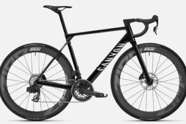 Seitenansicht eines schwarzen Canyon Ultimate CF SLX 8 AXS Rennrads mit SRAM Force AXS Schaltung und Zipp Carbon-Laufrädern.
