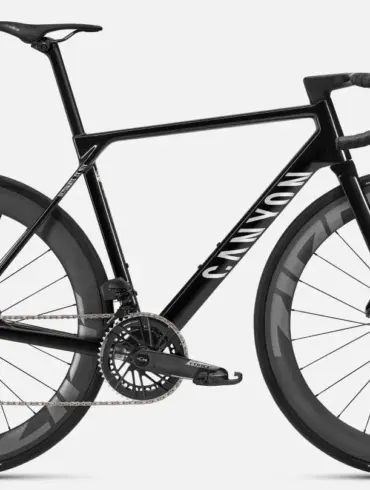 Seitenansicht eines schwarzen Canyon Ultimate CF SLX 8 AXS Rennrads mit SRAM Force AXS Schaltung und Zipp Carbon-Laufrädern.