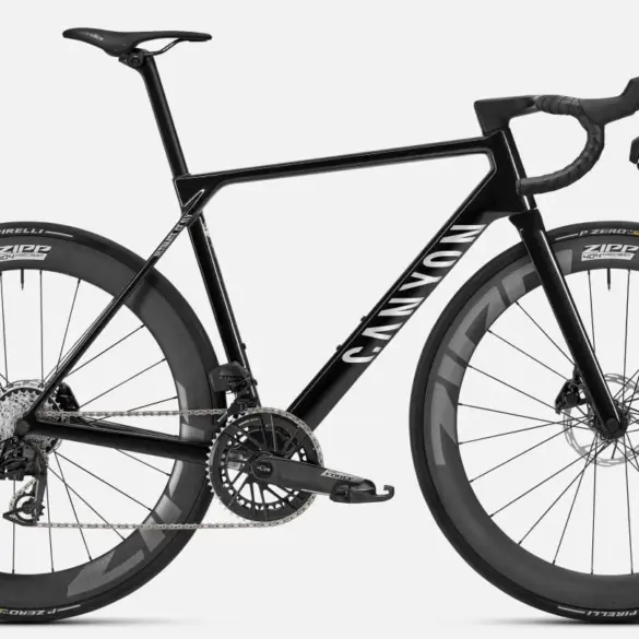 Seitenansicht eines schwarzen Canyon Ultimate CF SLX 8 AXS Rennrads mit SRAM Force AXS Schaltung und Zipp Carbon-Laufrädern.