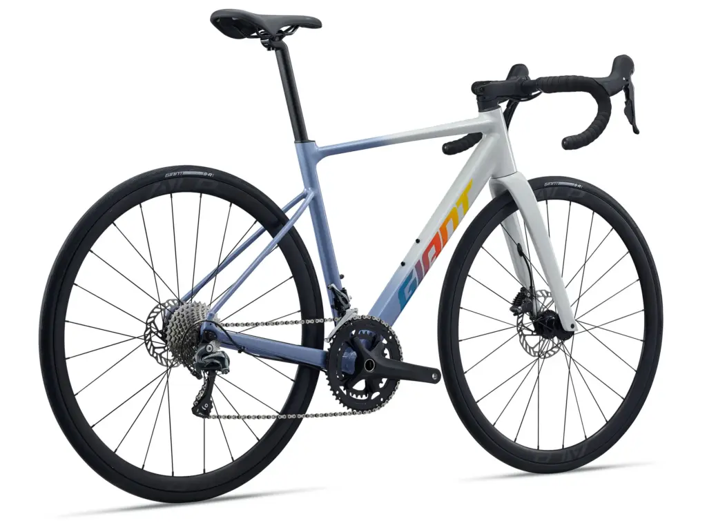 Seitenansicht eines Giant Contend SL 1 Rennrads in Birch Gray mit Farbverlauf und Giant-Logo.