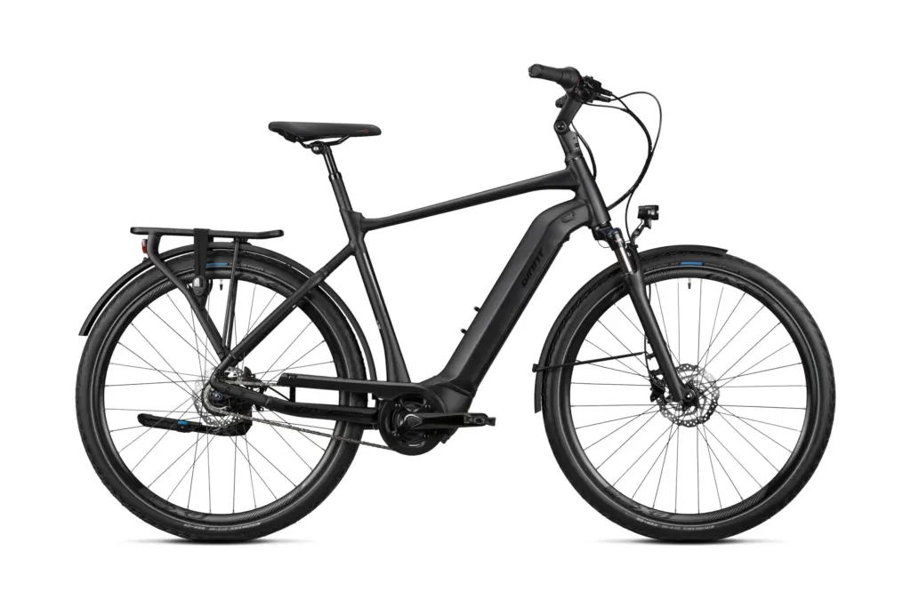 Schwarz mattes Giant DailyTour E+ 2 GTS E-Bike mit integriertem Gepäckträger, Schutzblechen, Licht und Shimano Komponenten.