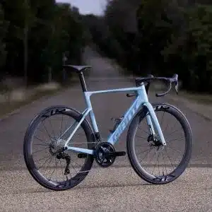 Giant Propel Advanced Pro Rennrad in hellblau mit Aero-Felgen, abgestellt auf einer asphaltierten Straße.