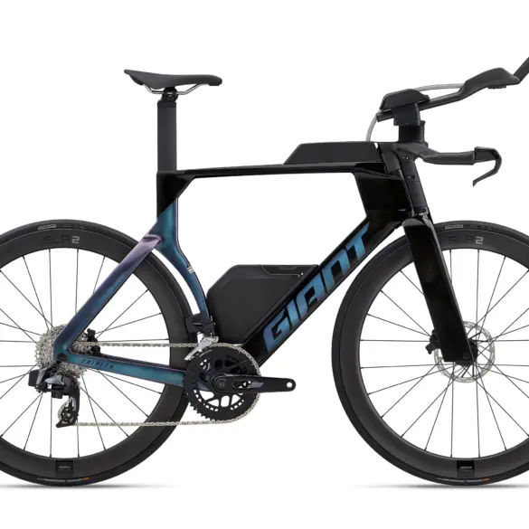 Das Giant Trinity Advanced SL 2, ein schwarzes Rennrad mit aerodynamischem Rahmen, integriertem Trinksystem und Scheibenbremsen, steht isoliert auf weißem Hintergrund.