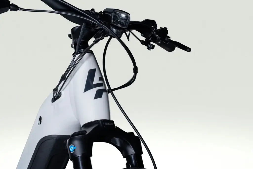 Vorderansicht des E-Trekkingbikes Lapierre E-Explorer 8.8 Low 2026 mit Fokus auf den Lenkerbereich, das Logo und die Federgabel.