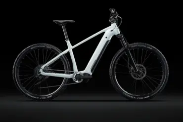 Seitenansicht eines Lapierre Overvolt HT 6.6 High E-Mountainbikes in hellem Grau auf schwarzem Hintergrund.