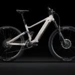 Seitenansicht des Lapierre Overvolt TR 6.8 E-Mountainbikes in matter beige Farbe mit schwarzen Akzenten und Federung.