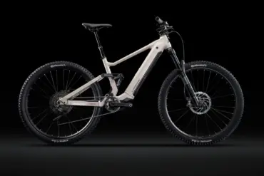 Seitenansicht des Lapierre Overvolt TR 6.8 E-Mountainbikes in matter beige Farbe mit schwarzen Akzenten und Federung.