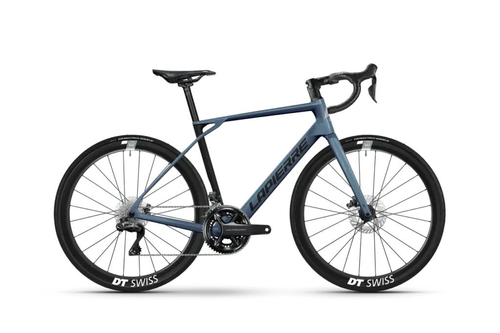 Seitenansicht eines blauen Lapierre Pulsium 8.0 Endurance Rennrads mit Carbonrahmen, Ultegra Di2 Schaltung und DT Swiss Laufrädern.
